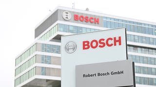 Das Logo des Technologiekonzerns Bosch ist an einem Gebäude am Bosch Campus in Renningen (Kreis Böblingen) angebracht.