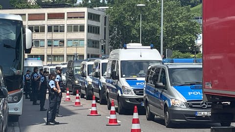 Viele Polizeiautos warten auf ihren Einsatz bei der EM 2024 in Stuttgart