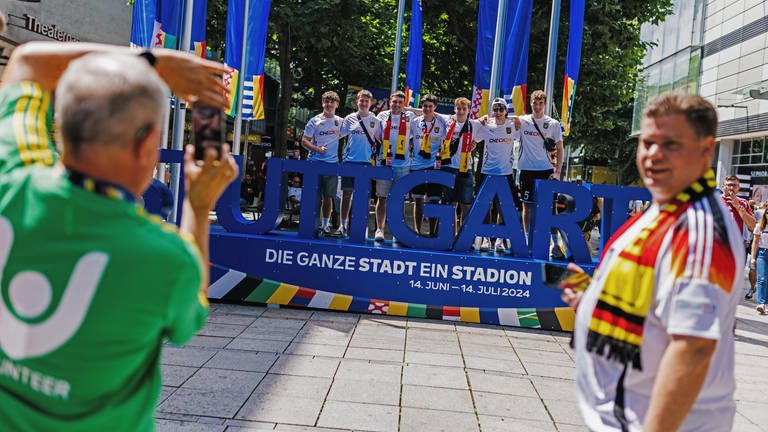 Deutsche Fans lassen sich mit einem "Stuttgart"-Schriftzug fotografieren: Das "Heimspiel" Deutschland - Ungarn bei der Euro 2024 steht an, ganz Stuttgart steht heute im Zeichen der Fußball-EM.