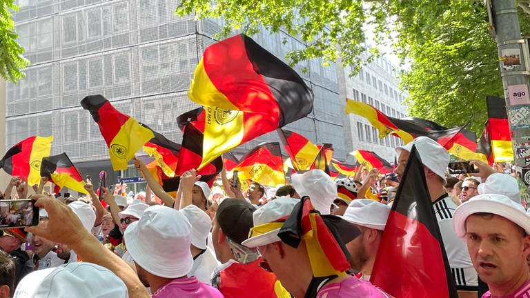 Fahnenmeer und "Major Tom": supergute Stimmung im Schlossgarten unter den deutschen Fans