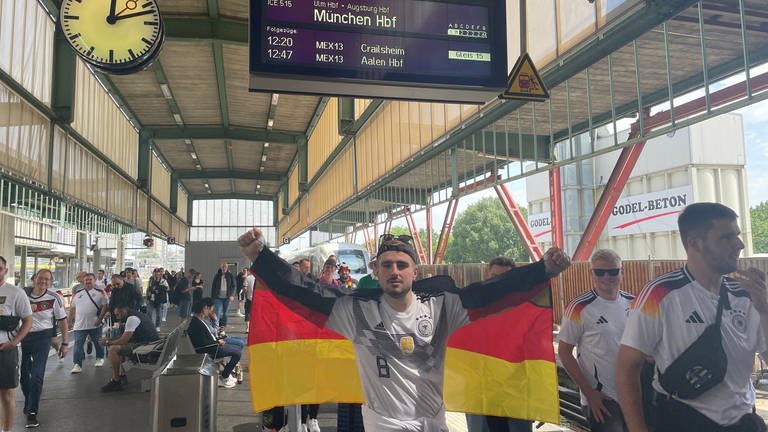 Schon am Mittag kamen Fans farbenfroh und siegessicher aus allen Teilen Deutschlands am Hauptbahnhof in Stuttgart an.