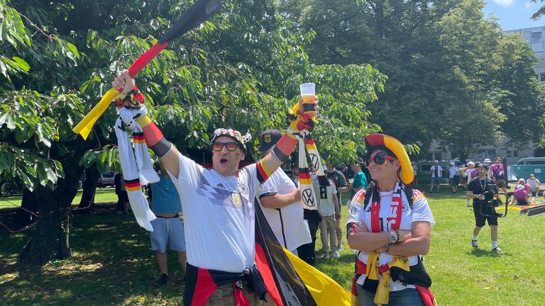 EM 2024 in Stuttgart: Fans mit Bier und Deutschland-Trikots freuen sich auf das Spiel gegen Ungarn