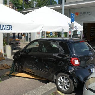 Auto fährt in Café in Rechberghausen (Kreis Göppingen)
