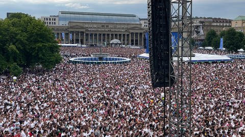 30.000 Menschen verfolgen auf dem Schlossplatz in Stuttgart das Spiel Deutschland-Ungarn. 