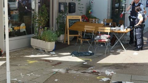 Ein Auto ist in Rechberghausen (Kreis Göppingen) durch den Außenbereich eines Cafés in die Scheibe gefahren.