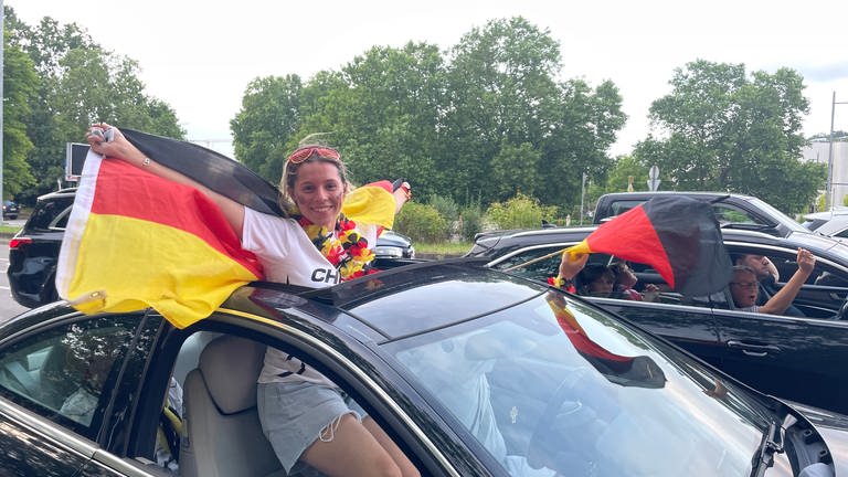 Bei der Korso-Fahrt durch Stuttgart wie hier auf der Konrad-Adenauer-Straße zeigt sich, was das wichtigste Extra am Auto eines Fans ist: das Dachfenster. So lässt sich das 2:0 der Deutschen gegen Ungarn verrenkungsfrei feiern.