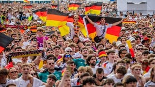 Die Euro 2024 mit dem Gruppenspiel Deutschland-Ungarn in Stuttgart: Das Public Viewing auf dem Schlossplatz zog 30.000 Fans an.
