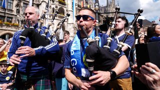 Schon in München und in Köln verbreiteten die schottischen Fans - natürlich mit Dudelsäcken - ordentlich Stimmung. (Archivbild)