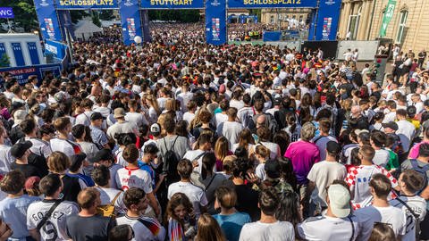 EM, Public Viewing Deutschland - Ungarn. Zahlreiche Fans stehen am Einlass zur Fan Zone am Schlossplatz.