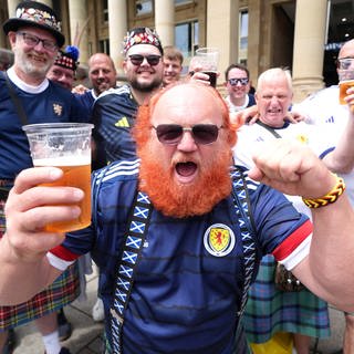Auch in Stuttgart verbreiten die Schotten schon fleißig vor dem Spiel gegen Ungarn "No Scotland, no Party".