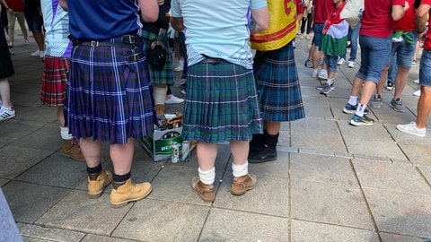 Gut vorbereitet: Diese schottischen Fans haben sich reichlich mit Bier eingedeckt, bevor sie keins mehr bekommen.