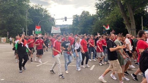 Ein bisschen Pyrotechnik wurde beim Fan Walk der Ungarn wieder gezündet.