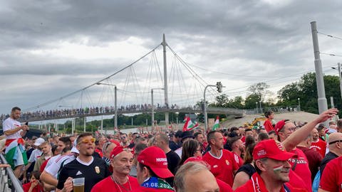 Tausende waren beim ungarischen Fan Walk dabei - und Hunderte schauten ihnen zu.
