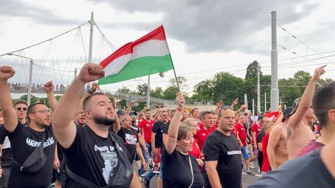 Gute Stimmung beim Fan Walk der Ungarn am Sonntag.