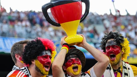Deutsche Fans in Frankfurt haben den Pokal schon - wenn auch einen aus Plastik...