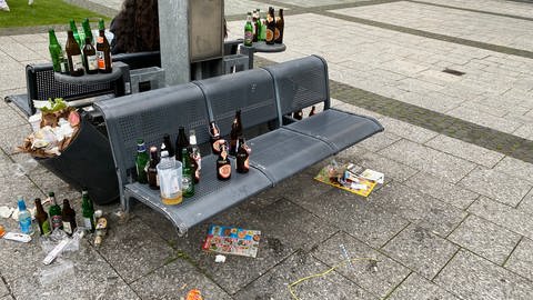 Leere Becher, Dosen und Flaschen im Stadtgarten, der Fan Zone der Schotten heute.