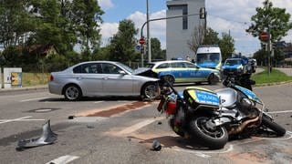 Ein Motorrad liegt auf der Straße in Stuttgart-Degerloch, nachdem es mit einem Auto zusammengestoßen ist.