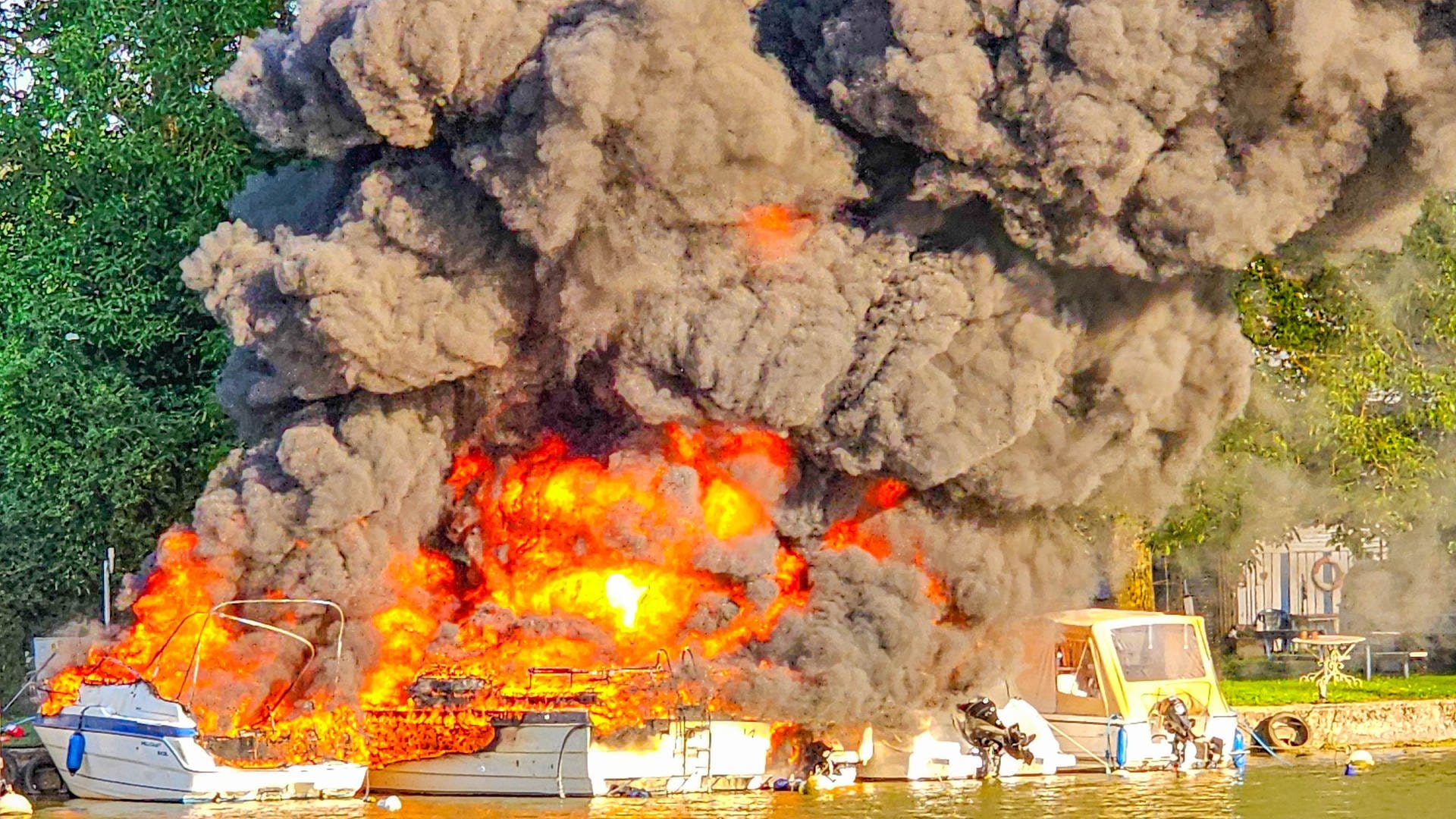 Rauchwolke und Explosion: Boote brennen in Besigheim