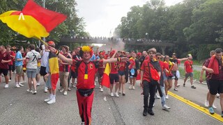 Belgische Fans auf dem Fanmarsch richtung Stadion zur EURO 2024