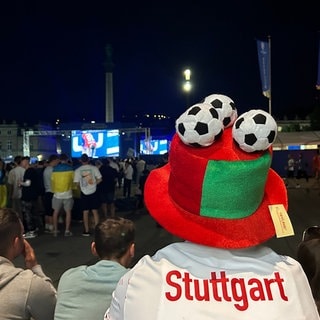 Fußball-Fans aus Türkei, Belgien und Ukraine verfolgen auf dem Schlossplatz Stuttgart ein EM-Spiel der EURO 2024.