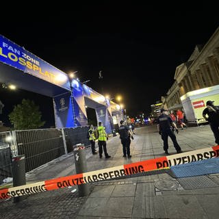 Nach einer Auseinandersetzung in der EM-Fanzone in Stuttgart hat die Polizei den Schlossplatz abgesperrt.