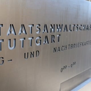 "Staatsanwaltschaft Stuttgart" steht vor der Staatsanwaltschaft auf einem Briefkasten. Es geht um Anklagen im Zusammenhang mit der Schussserie.