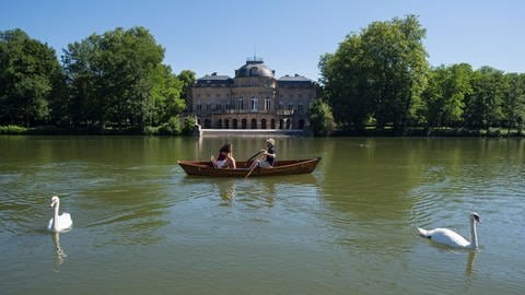 Ein Archivfoto aus dem Jahr 2017 zeigt zwei Personen in einem Ruderboot vor dem Seeschloss Monrepos in Ludwigsburg.
