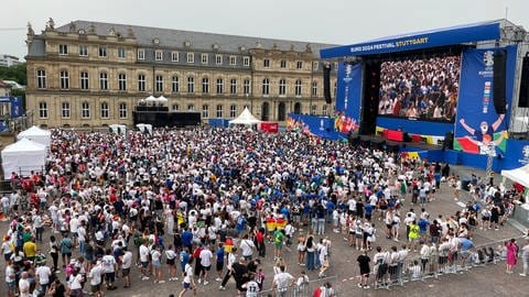 Der Schlossplatz in Stuttgart kurz vor Anpfiff des Achtelfinales Schweiz-Italien