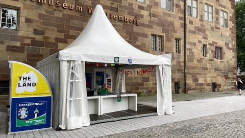 Bei diesem Zelt für Barrierefreiheit auf dem Schlossplatz Stuttgart gibt es einen Rollstuhl zum Ausleihen und Taschenempfänger für Höreingeschränkte, die das Public Viewing besuchen.
