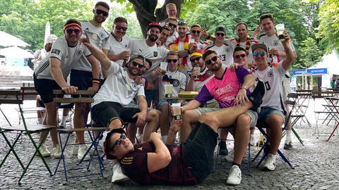 Vorglühen in der Fanzone auf dem Karlsplatz in Stuttgart: Diese Horde fußballbegeisterter Fans fiebert schon am frühen Nachmittag dem Anpfiff um 21 Uhr zu.