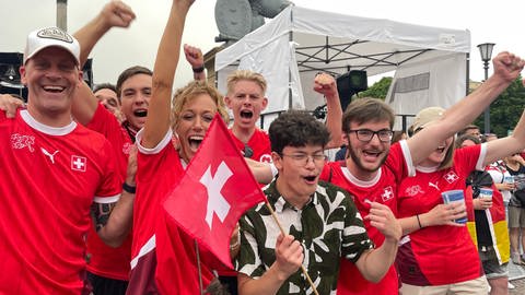 Schweizer Fans jubeln in Stuttgart beim Public Viewing über den Sieg ihres Teams im Spiel gegen Italien und den Einzug ins Viertelfinale bei der EURO 2024.