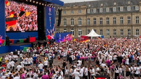 Anpfiff beim Spiel Deutschland-Dänemark: Die Stimmung beim Public Viewing auf dem Schlossplatz ist ausgelassen. 