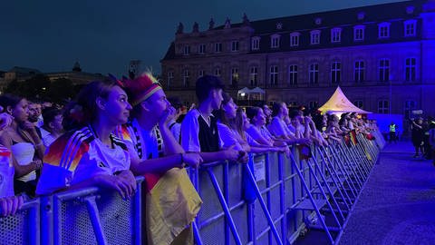 Die Stimmung auf dem Schlossplatz war etwas gedämpft nach dem 0:0 zur Halbzeit beim Viertelfinale Deutschland gegen Dänemark.