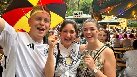 Beim Public Viewing im Uferstüble-Biergarten in Ludwigsburg schaut man guten Mutes der zweiten Halbzeit entgegen.