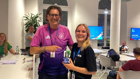 SWR-Reporterin Anna Knake hat es beim Presse-Tippspiel tatsächlich gerockt: Mit ihrem 2:0 für das Viertelfinale Deutschland-Dänemark heimst sie den Pokal ein.