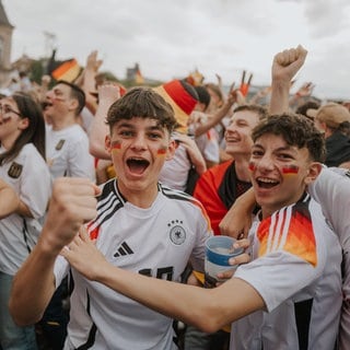 Jubel nach dem Sieg der Deutschen Mannschaft auf dem Schlossplatz in Stuttgart beim Public Viewing.