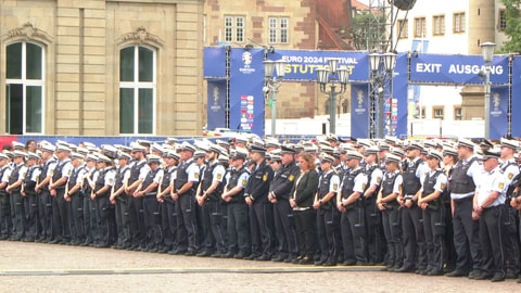 Polizistinnen und Polizisten auf dem Stuttgarter Schlossplatz während der Schweigeminute.