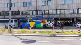 Mannschaftsbus der Deutschen Fußball-Nationalmannschaft vor dem Steigenberger Hotel Graf Zeppelin in Stuttgart