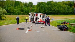 Zwischen Bezgenriet und Heiningen (Kreis Göppingen) ist bei einem Unfall auf der K1419 ein Motorradfahrer schwer verletzt worden.