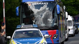 Die DFB-Elf sitzt in diesem Bus, der auf dem Weg zum Viertelfinale gegen Spanien in Stuttgart ist.