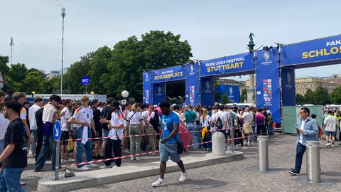 Lange Schlangen vor dem Public Viewing auf dem Schlossplatz vor dem Viertelfinale Deutschland gegen Spanien. 