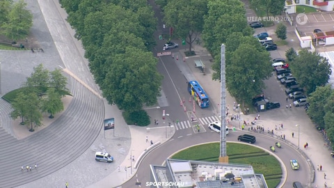 Der Bus der deutschen Fußballmannschaft erreicht das Stadion zur EM 2024