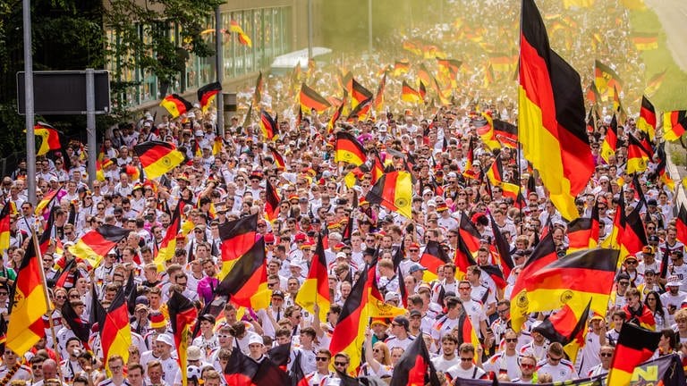 Fanmarsch in Stuttgart beim EM-Spiel Deutschland gegen Spanien
