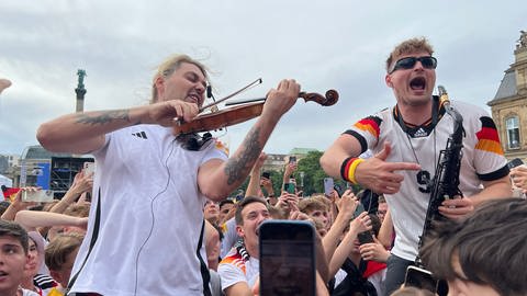 Einsaxen und Auffiedeln: Star-Geiger David Garrett unterstützte auf dem Schlossplatz Saxophon-Spieler Andre Schnura.