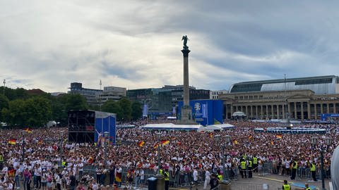 Der Schlossplatz in Stuttgart zu Spielbeginn: 30.000 fiebern für ein gutes Ergebnis ihres Teams beim Viertelfinale Deutschland gegen Spanien.