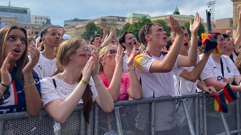 Die Fans in der ersten Reihe beim Public Viewing auf dem Schlossplatz in Stuttart. 