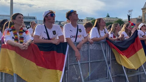 Angespannt schauen nun die deutschen Fans auf dem Schlossplatz in Stuttgart auf die große Leinwand vor dem Neuen Schloss.