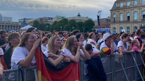 Trauer und Tränen beim Public Viewing auf dem Stuttgarter Schlossplatz nach dem späten 2:1 der Spanier kurz vor Ende der Verlängerung. 