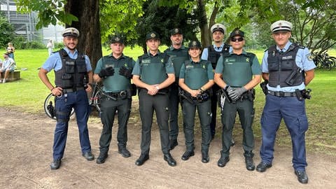 Spanische Polizisten unterstützen während dem Viertelfinale Deutschland-Spanien die Polizei in Stuttgart.