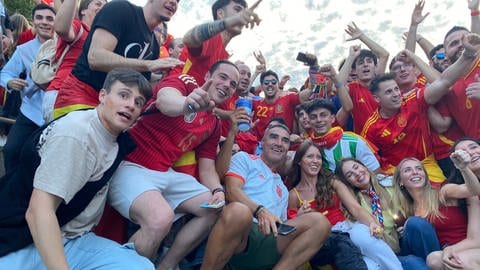 Spanische Fans feiern auf dem Schlossplatz in Stuttgart den Sieg ihres Teams im Viertelfinale über die deutsche Mannschaft.